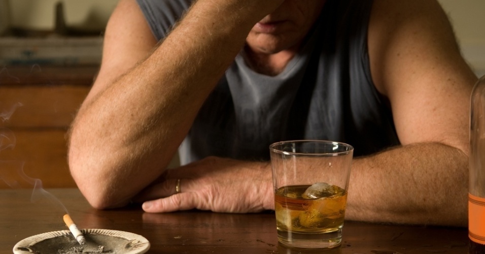 A associação entre o consumo de álcool e depressão depende do modo como ela é avaliada?