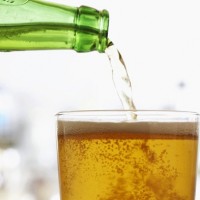 Tomar cerveja toda semana aumenta em quatro vezes o risco de câncer