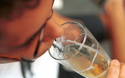 Consumir álcool eleva chance de sexo sem proteção, diz estudo