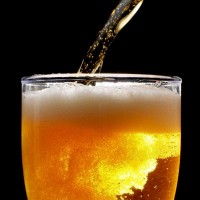 Comerciais de cerveja podem influenciar crianças e adolescentes a beber mais cedo