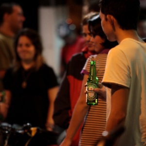 Conivência dos pais ajuda a agravar consumo de álcool por adolescentes