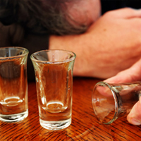 Beber muito, mesmo que de vez em quando, pode ser tão prejudicial quanto o alcoolismo