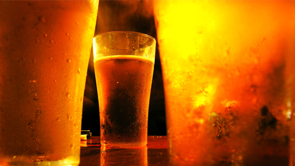 Cerveja sem álcool pode ajudar no tratamento do alcoolismo?