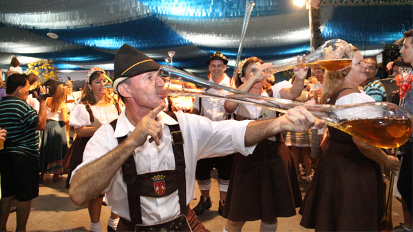 Concurso “Chope em Metro” será com bebida sem álcool na 30ª Oktoberfest