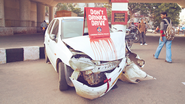 Campanha utiliza carros acidentados para alertar sobre os perigos de beber e dirigir