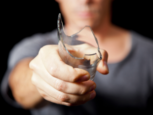 Excesso de álcool aumenta risco de sofrer assalto e estupro, diz estudo da Unifesp