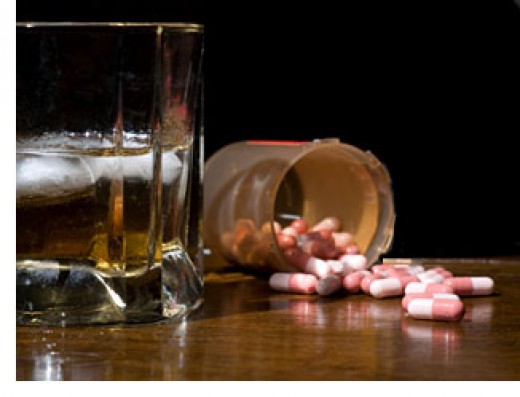 Álcool e remédios: entenda os perigos dessa combinação