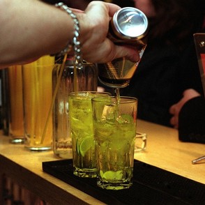 Álcool + energético: combinação potencializa a vontade de continuar bebendo