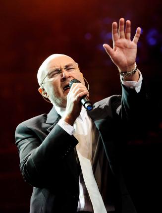 Phil Collins assume luta contra alcoolismo