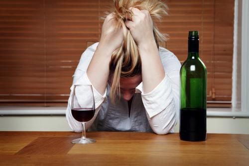 Alcoolismo faz estragos à saúde das mulheres mais cedo do que nos homens