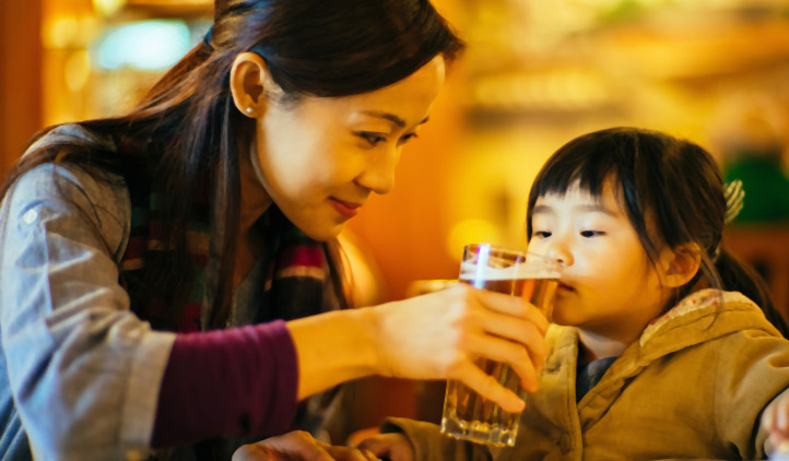 Por que não devemos dar bebidas alcoólicas para crianças?