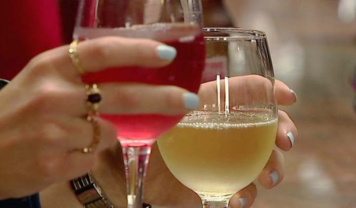 Mulheres com mais estudo têm mais chances de abusar do álcool