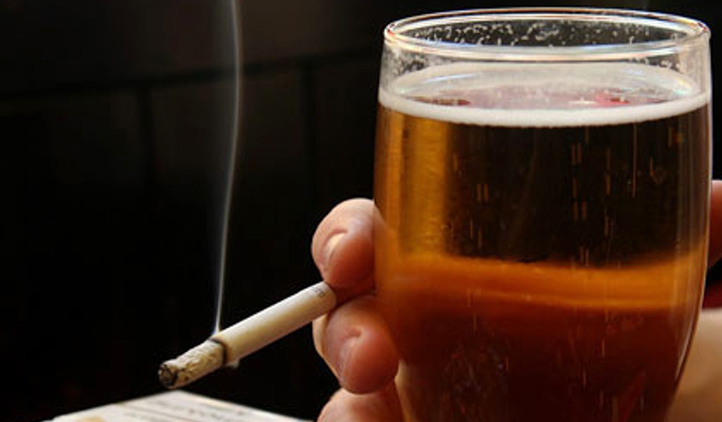 Por que é importante largar o cigarro para ficar longe da bebida?