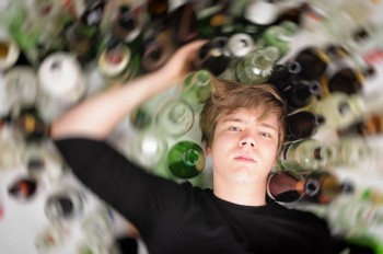 Jovens que bebem muito álcool em curto intervalo de tempo agem de forma mais agressiva.