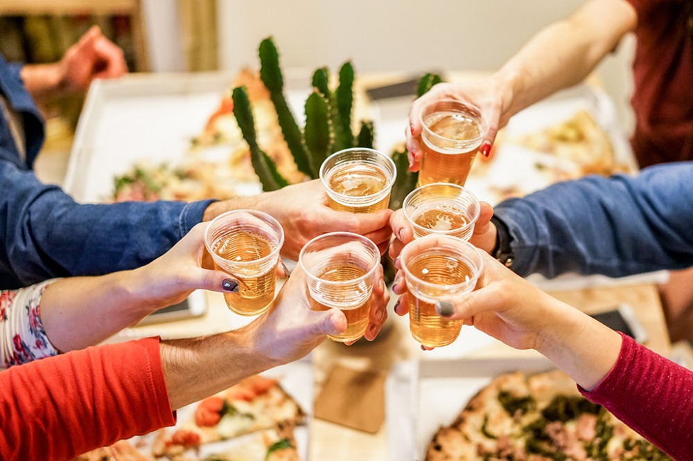 “Ensinar” adolescentes a beber em casa estimula o alcoolismo