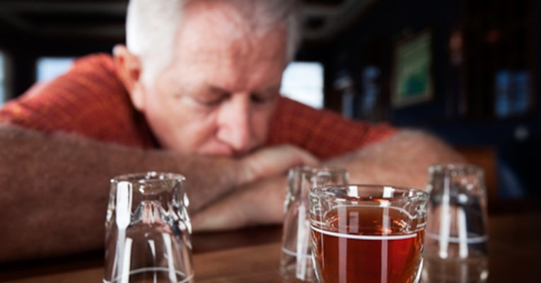 Família tem papel fundamental no tratamento do alcoolismo entre idosos