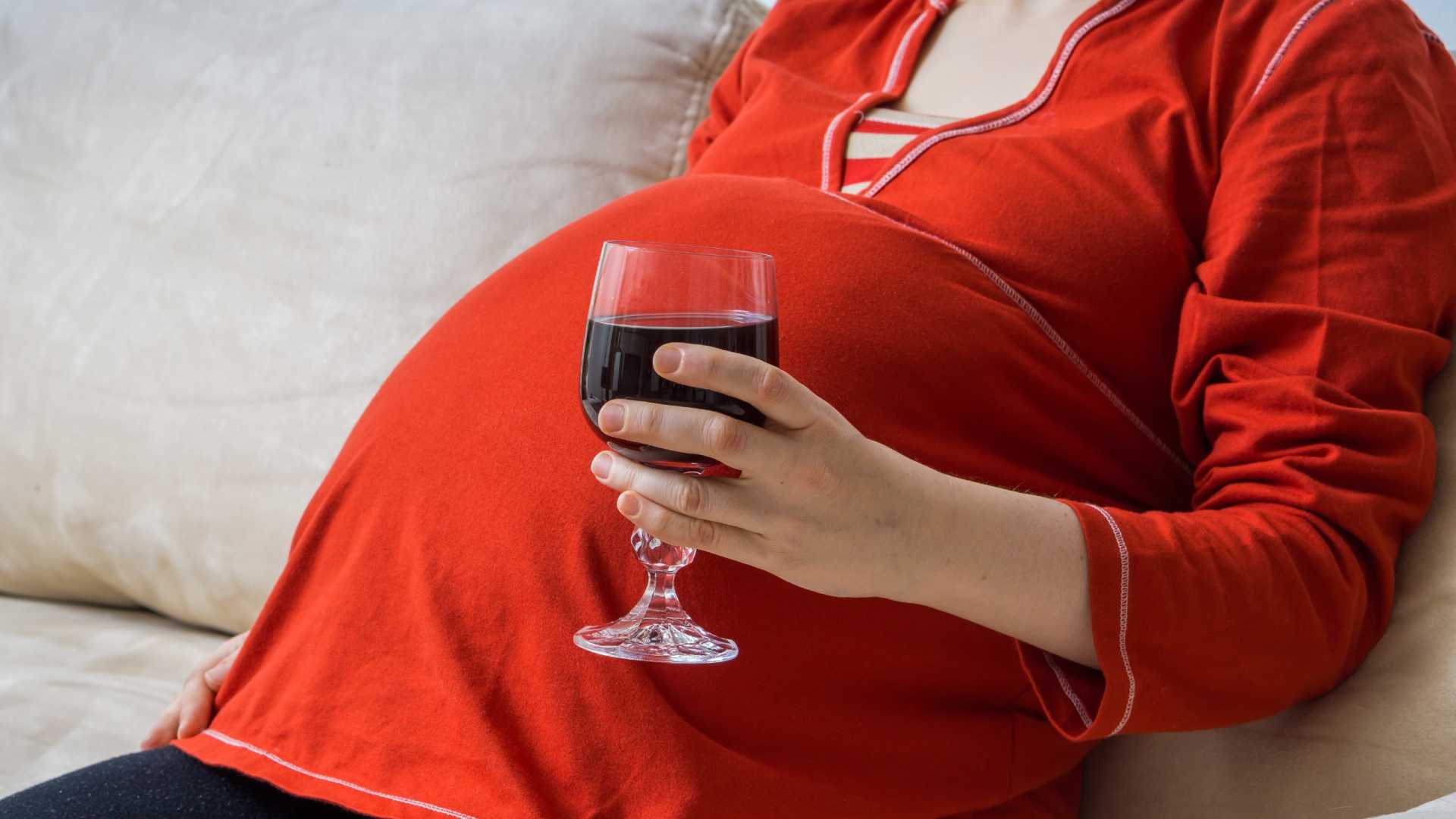 Mais mulheres bebem durante a gravidez, diz novo estudo