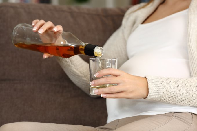 Mãe viciada em álcool dá à luz filha com Síndrome Alcoólica Fetal