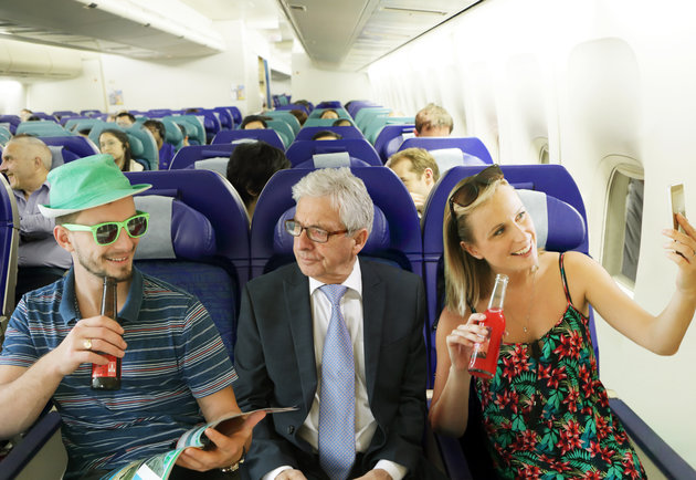 O que realmente acontece quando você toma bebidas alcoólicas num voo